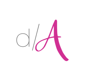 parte del logotipo del centro de Agnès letra d en minsucyla y color negro y la letra A en mayúscula y color magenta. uno de los colores corporativos del centro de salud y bienestar de Agnès